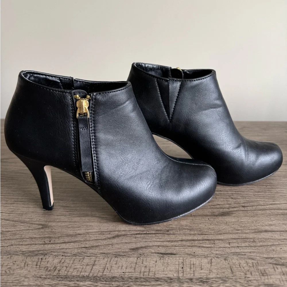 Madden Girl Black Ankle Boots EUC Booties Heeled Boots Ginger Faux Leather 7